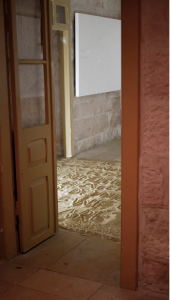 Porte donnant sur des inscriptions dans le sable