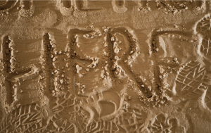 inscriptions dans le sable