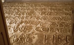 inscriptions dans le sable